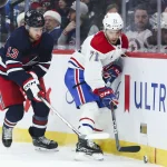 18 décembre 2023; Winnipeg, Manitoba, Canada; Gabriel Vilardi (13), attaquant des Jets de Winnipeg, et Jake Evans (71), attaquant des Canadiens de Montréal, se disputent la rondelle durant la première période au Canada Life Centre.