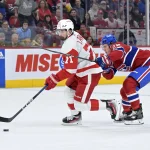 Une source réputée dévoile une offre d'échange décliné impliquant Dylan Larkin 16 avril 2024; Montréal, Québec, Canada; L\'attaquant des Red Wings de Detroit, Dylan Larkin (71), contrôle la rondelle tandis que l\'attaquant des Canadiens de Montréal, Christian Dvorak (28), défend durant la première période au Centre Bell.