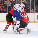 6 novembre 2025 ; Newark, New Jersey, États-Unis ; Kirby Dach (77), centre des Canadiens de Montréal, entre en collision avec Jacob Markstrom (25), gardien des Devils du New Jersey, durant la première période au Prudential Center.