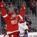 23 janvier 2025 ; Détroit, Michigan, États-Unis ; Dylan Larkin (71), centre des Red Wings de Détroit, célèbre son but marqué en deuxième période contre les Canadiens de Montréal à la Little Caesars Arena.