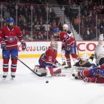 25 novembre 2017; Montréal, Québec, Canada; L'ailier gauche des Sabres de Buffalo, Evander Kane (9), marque contre le gardien des Canadiens de Montréal, Carey Price (31), en troisième période au Centre Bell. Après vérification vidéo, le but est refusé.