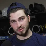 L'attaquant des Canadiens de Montréal, Kirby Dach (77), en conférence de presse.