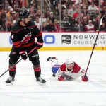29 mai 2026 ; Raleigh, Caroline du Nord, États-Unis ; Seth Jarvis (24), centre des Hurricanes de la Caroline, joue la rondelle face à Cole Caufield (13), ailier droit des Canadiens de Montréal, lors du cinquième match de la finale de l'Association de l'Est des séries éliminatoires de la Coupe Stanley 2026, durant la première période au Lenovo Center.