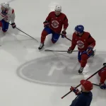 Joe Veleno, Ivan Demidov, Zachary Bolduc, Nick Suzuki et Kirby Dach étaient sur la glace à Brossard avec Adam Nicholas, le directeur du développement hockey des Canadiens.