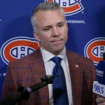 L'entraîneur-chef du Canadien de Montréal, Martin St-Louis, en conférence de presse devant les médias.