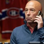 Le directeur général du Canadien de Montréal, Kent Hughes, au téléphone.