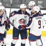 8 janvier 2026 ; Las Vegas, Nevada, États-Unis ; Kirill Marchenko (86), ailier droit des Blue Jackets de Columbus, célèbre son but avec ses coéquipiers après avoir marqué contre les Golden Knights de Vegas lors de la troisième période à la T-Mobile Arena.