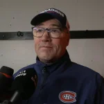 L'entraîneur-adjoint Stéphane Robidas, du Canadien de Montréal, devant les médias.