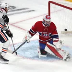 29 janvier 2022; Montréal, Québec, Canada; L'ailier gauche des Oilers d'Edmonton, Evander Kane (91), marque un but contre le gardien des Canadiens de Montréal, Sam Montembeault (35), en première période au Centre Bell.