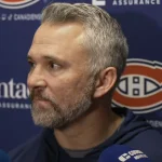 L'entraîneur-chef du Canadien de Montréal, Martin St-Louis, en conférence de presse devant les médias.