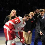 8 novembre 2024; Toronto, Ontario, Canada; Pavel Datsyuk, intronisé au Temple de la renommée du hockey (promotion 2024), effectue la mise au jeu protocolaire face à Dylan Larkin (71), attaquant des Red Wings de Detroit, et Mitch Marner (16), attaquant des Maple Leafs de Toronto. Les autres intronisés (de gauche à droite) Colin Campbell, Krissy Wendell-Pohl, Natalie Darwitz, Shea Weber, Jeremy Roenick et David Poile observent la scène avant le début de la première période à l'aréna Scotiabank.