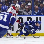 19 avril 2026 ; Tampa, Floride, États-Unis ; Dominic James (17), attaquant du Lightning de Tampa Bay, glisse en défendant sur Arber Xhekaj (72), défenseur des Canadiens de Montréal, lors de la deuxième période du premier match du premier tour des séries éliminatoires de la Coupe Stanley 2026 à la Benchmark International Arena.