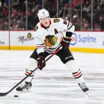 14 février 2023; Montréal, Québec, Canada; Le défenseur des Blackhawks de Chicago, Connor Murphy (5), contrôle la rondelle face aux Canadiens de Montréal durant la deuxième période au Centre Bell.