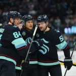 19 janvier 2026 ; Seattle, Washington, États-Unis ; Les joueurs du Kraken de Seattle célèbrent un but marqué contre les Penguins de Pittsburgh par l'ailier droit Eeli Tolvanen (20) lors de la troisième période à la Climate Pledge Arena.