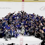 7 juillet 2021 ; Tampa, Floride, États-Unis ; les joueurs du Lightning de Tampa Bay posent pour une photo avec la Coupe Stanley après leur victoire 1-0 contre les Canadiens de Montréal lors du cinquième match, synonyme de victoire en finale de la Coupe Stanley 2021 à l'Amalie Arena.