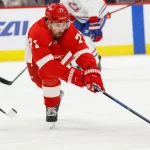 13 novembre 2021 ; Détroit, Michigan, États-Unis ; Dylan Larkin (71), centre des Red Wings de Détroit, patine avec la rondelle en deuxième période contre les Canadiens de Montréal à la Little Caesars Arena.