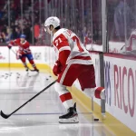 14 décembre 2019; Montréal, Québec, Canada; L'attaquant des Red Wings de Detroit, Dylan Larkin (71), entre sur la glace lors de l'échauffement avant le match contre les Canadiens de Montréal au Centre Bell.