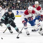 26 octobre 2021 ; Seattle, Washington, États-Unis ; Tyler Toffoli (73), ailier droit des Canadiens de Montréal, et Calle Jarnkrok (19), centre du Kraken de Seattle, se disputent la rondelle durant la première période à la Climate Pledge Arena.