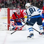 28 janvier 2025; Montréal, Québec, Canada; L'ailier gauche des Jets de Winnipeg, Kyle Connor (81), marque un but contre le gardien des Canadiens de Montréal, Sam Montembeault (35), en première période au Centre Bell.