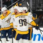 17 janvier 2026 ; Las Vegas, Nevada, États-Unis ; le défenseur des Predators de Nashville, Roman Josi (59), célèbre avec ses coéquipiers après avoir offert une passe décisive à l'ailier droit Luke Evangelista (77) contre les Golden Knights de Vegas lors de la première période à la T-Mobile Arena.