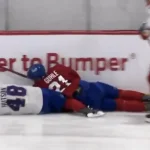 Inquiétante blessure pour Kaiden Guhle, en direct de Brossard, après un contact avec Lane Hutson.