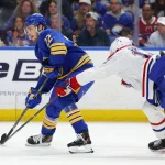 14 mai 2026 ; Buffalo, New York, États-Unis ; Jack Quinn (22), ailier droit des Sabres de Buffalo, tente un tir tandis que Nick Suzuki (14), centre des Canadiens de Montréal, défend, durant la deuxième période du cinquième match du deuxième tour des séries éliminatoires de la Coupe Stanley 2026 au KeyBank Center.