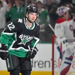 4 janvier 2026 ; Dallas, Texas, États-Unis ; Mavrik Bourque (22), centre des Stars de Dallas, quitte la glace après avoir marqué un but contre le gardien des Canadiens de Montréal, Sam Montembeault (35), lors de la première période au American Airlines Center.
