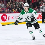 13 novembre 2025; Montréal, Québec, Canada; Mavrik Bourque (22), centre des Stars de Dallas, patine contre les Canadiens de Montréal durant la troisième période au Centre Bell.