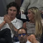 L'attaquant des Flyers de Philadelphie, Trevor Zegras, avec une journaliste au US Open.