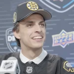 Un espoir des Bruins brille déjà en KHL, Matvei Kotkov, en conférence de presse au repêchage avec Boston.