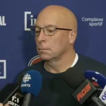 Le directeur général du Canadien de Montréal, Kent Hughes, en conférence de presse devant les médias.