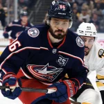 Développement inattendu impliquant Kirill Marchenko à Columbus : les rumeurs reprennent de plus belle 12 avril 2026 ; Columbus, Ohio, États-Unis ; Kirill Marchenko (86), ailier droit des Columbus Blue Jackets, et Jonathan Aspirot (45), défenseur des Boston Bruins, se précipitent sur une rondelle libre au cours de la première période à la Nationwide Arena.
