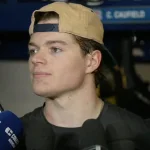 L'attaquant du Canadien de Montréal, Cole Caufield, en conférence de presse devant les médias.
