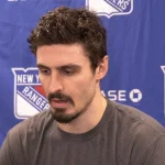 Chris Kreider, en conférence de presse devant les médias.