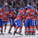 24 avril 2026 ; Montréal, Québec, CAN ; Le défenseur des Canadiens de Montréal, Lane Hutson (48), célèbre avec ses coéquipiers après avoir marqué le but de la victoire contre le Lightning de Tampa Bay lors de la prolongation du troisième match du premier tour des séries éliminatoires de la Coupe Stanley 2026, au Centre Bell.