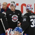 Jacob Fowler (au centre) en discussion avec Jakub Dobes et Samuel Montembeault.