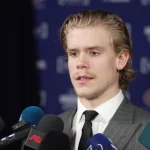 Le défenseur du Canadien de Montréal, Kaiden Guhle, en conférence de presse.