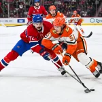 9 décembre 2024 ; Montréal, Québec, Canada ; le défenseur des Canadiens de Montréal Arber Xhekaj (72) dispute la rondelle au défenseur des Ducks d'Anaheim Olen Zellweger (51) durant la première période au Centre Bell.