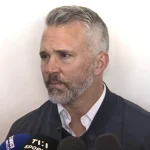 L'entraîneur-chef du Canadien de Montréal, Martin St-Louis, en conférence de presse devant les médias.