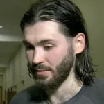 L'attaquant des Blue Jackets de Columbus, Kirill Marchenko, en conférence de presse devant les médias.