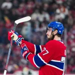 20 janvier 2026; Montréal, Québec, Canada; L'attaquant des Canadiens de Montréal, Kirby Dach (77), entre sur la glace durant la première période du match contre le Wild du Minnesota au Centre Bell.