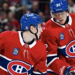 7 décembre 2024 ; Montréal, Québec, Canada ; Le défenseur des Canadiens de Montréal, Lane Hutson (48), échange quelques mots avec l\'ailier droit Patrik Laine (92) lors du match contre les Capitals de Washington, au cours de la troisième période au Centre Bell.