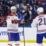 3 mai 2026 ; Tampa, Floride, États-Unis ; l'attaquant des Canadiens de Montréal, Alexandre Texier (85), et le défenseur Kaiden Guhle (21) célèbrent la victoire contre le Lightning de Tampa Bay lors du septième match du premier tour des séries éliminatoires de la Coupe Stanley 2026 à la Benchmark International Arena.