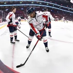 20 novembre 2025; Montréal, Québec, Canada; Justin Sourdif (34), attaquant des Capitals de Washington, lors de l'échauffement avant le match contre les Canadiens de Montréal au Centre Bell.