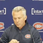 L'entraîneur-chef du Canadien de Montréal, Martin St-Louis, en conférence de presse devant les médias.