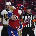 20 juin 2021; Montréal, Québec, Canada; le défenseur des Golden Knights de Vegas, Brayden McNabb (3), frappe l'attaquant des Canadiens de Montréal, Nick Suzuki (14), sous le regard de l'arbitre Chris Lee (28), lors du quatrième match des demi-finales de la Coupe Stanley 2021 au Centre Bell.