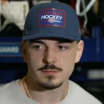 Le défenseur du Canadien de Montréal, Arber Xhekaj, et l'entraîneur-chef, Martin St-Louis, en conférence de presse devant les médias.