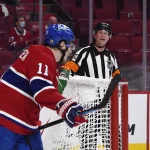 20 juin 2021 ; Montréal, Québec, Canada ; l\'arbitre Chris Lee (28) échange quelques mots avec l\'attaquant des Canadiens de Montréal Brendan Gallagher (11) lors du quatrième match des demi-finales de la Coupe Stanley 2021 contre les Golden Knights de Vegas, au Centre Bell.