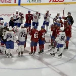 L'entraîneur-chef du Canadien de Montréal, Martin St-Louis, qui parle à ses joueurs au camp d'entraînement.