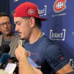 Le défenseur du Canadien de Montréal, Arber Xhekaj, en conférence de presse devant les journalistes.
